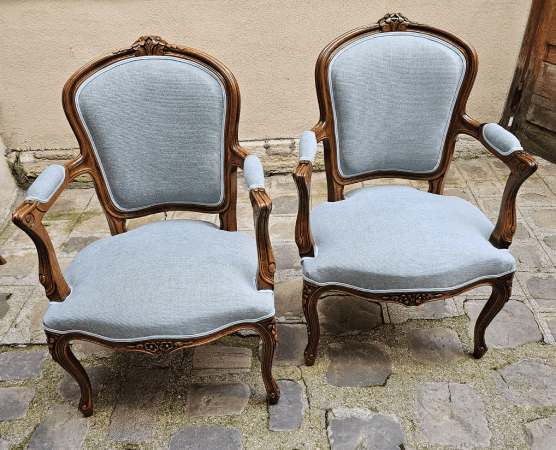 Fauteuils cabriolet de style Louis XV, sculptures fleurs