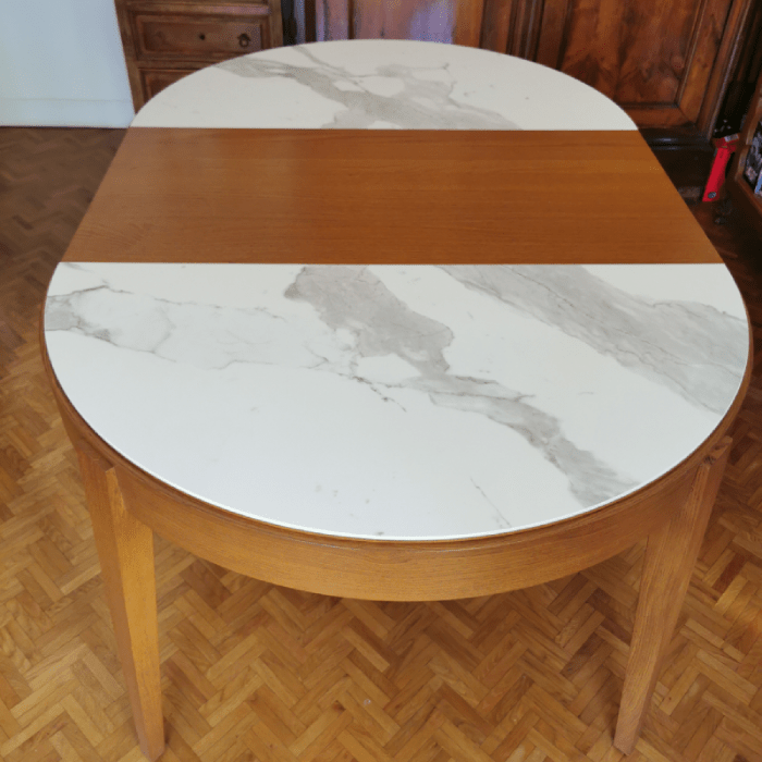 Table ronde extensible en chêne avec plateau céramique -Dasras, modèle Liseré